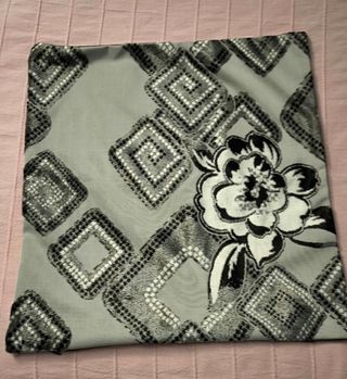 Fundas de cojín grises y negras