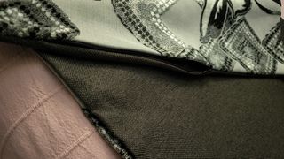 Fundas de cojín grises y negras