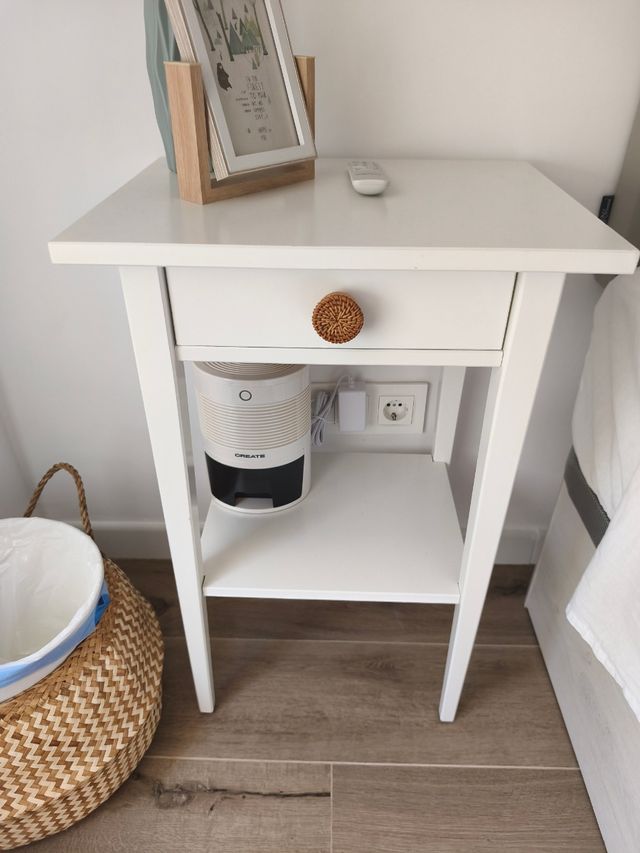 Mesita de noche IKEA Hemnes madera y mimbre