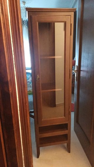Vitrinas de Nogal para cuarto de baño como nueva