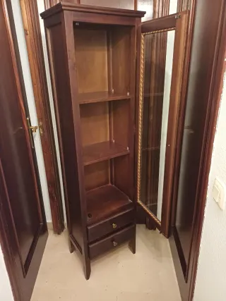 Vitrinas de Nogal para cuarto de baño como nueva