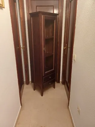 Vitrinas de Nogal para cuarto de baño como nueva