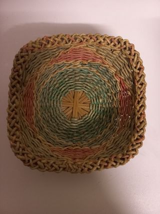 Cesto intrecciato decorativo