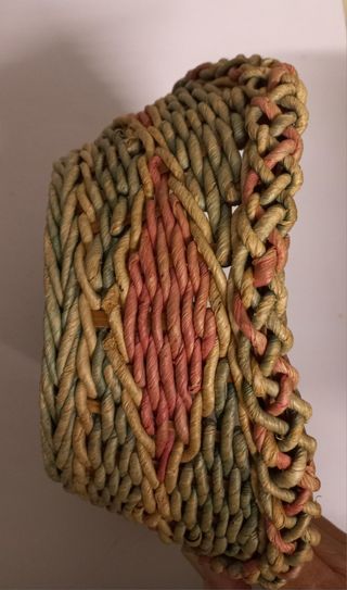 Cesto intrecciato decorativo