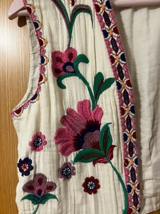 Chaleco bordado flores Zara