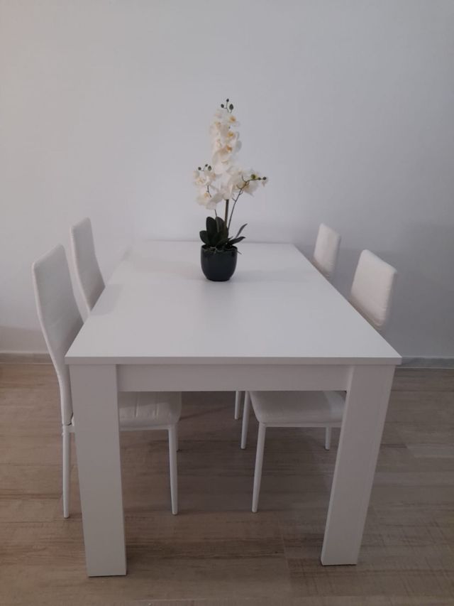 Mesa comedor y 4 sillas madera blanca