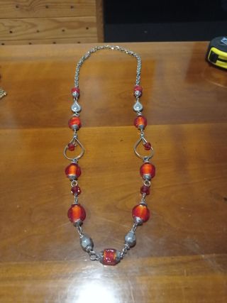 Collar de mujer con cuentas naranjas y plateadas