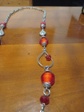 Collar de mujer con cuentas naranjas y plateadas