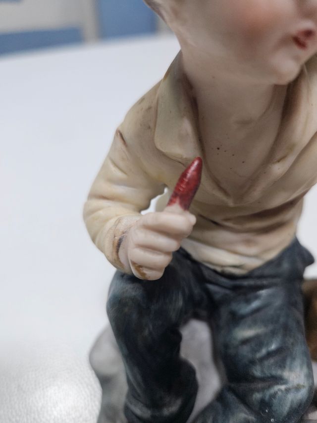 Statuina ceramica ragazzo e cane