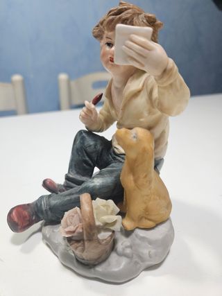 Statuina ceramica ragazzo e cane