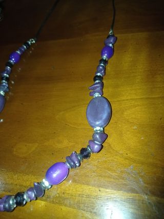 Collar morado con detalles plateados