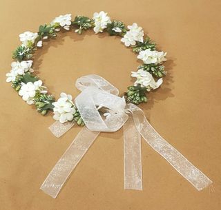 Coroncina fiori bianchi e verdi
con nastrino