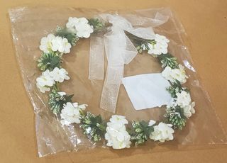 Coroncina fiori bianchi e verdi
con nastrino