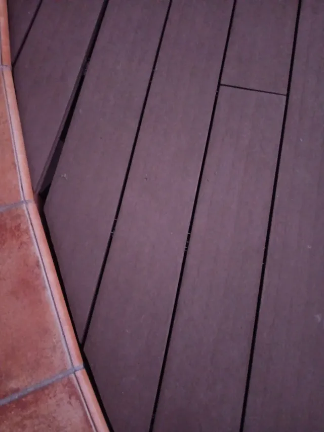 Suelo de composite para jardín.