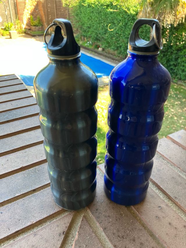 Bottiglie in alluminio (nere e blu)