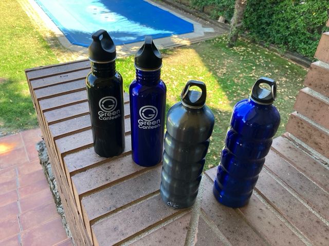 Bottiglie in alluminio (nere e blu)