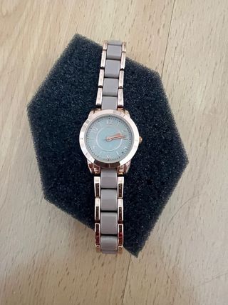 Reloj de pulsera dorado y morado