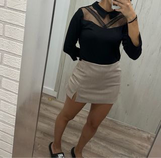 Camiseta negra con cuello de encaje
