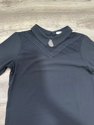 Camiseta negra con cuello de encaje