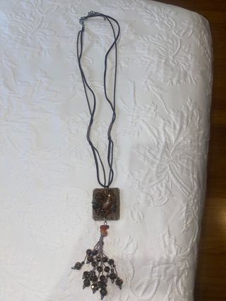 Colgante con detalles dorados y marrones