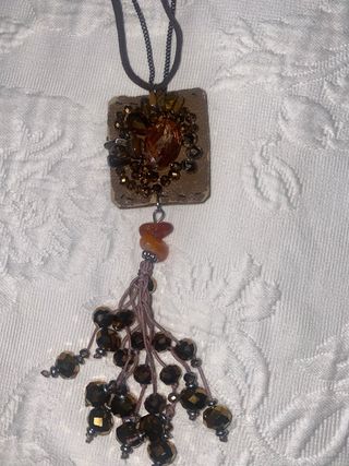 Colgante con detalles dorados y marrones