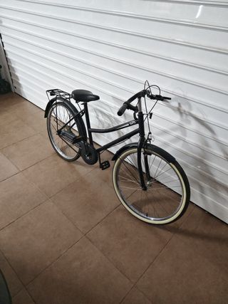 Bicicleta negra con portamaletas