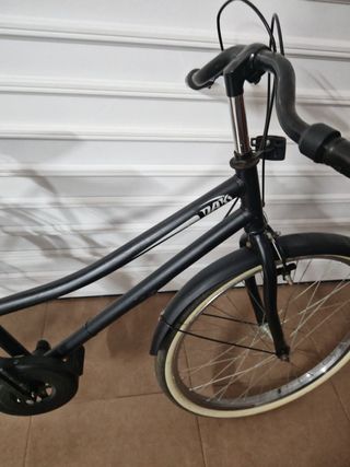 Bicicleta negra con portamaletas