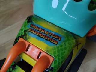 Coche teledirigido dinosaurio con remolque