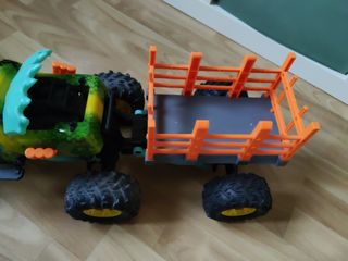 Coche teledirigido dinosaurio con remolque