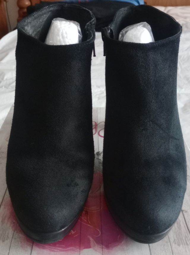 Botas serraje negro caña baja T. 39.5