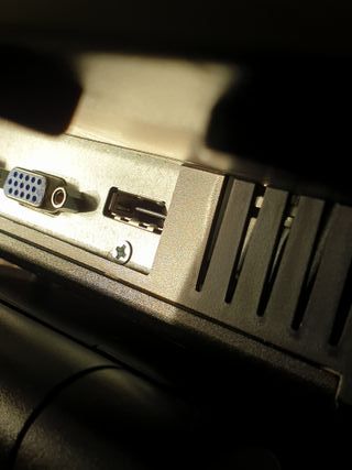 Monitor HP EliteDisplay E221c