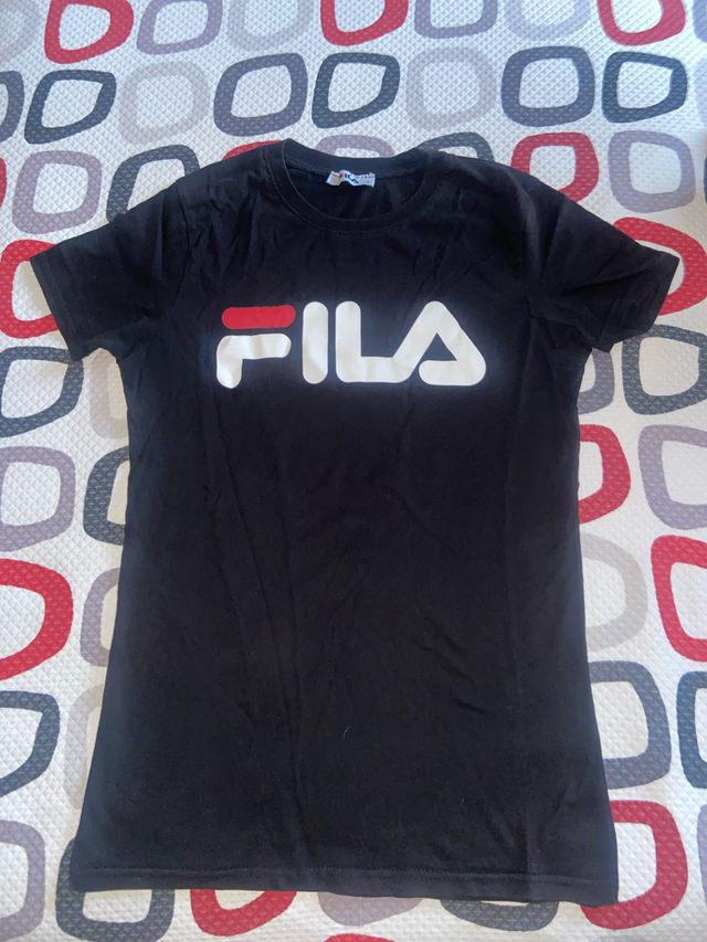Camiseta Fila Negra Logo Blanco y Rojo