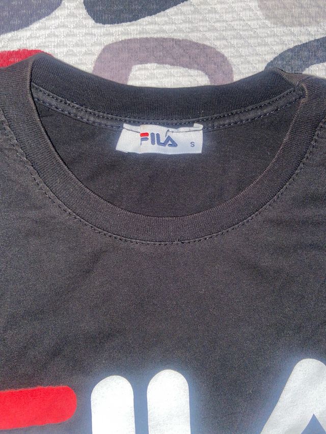 Camiseta Fila Negra Logo Blanco y Rojo