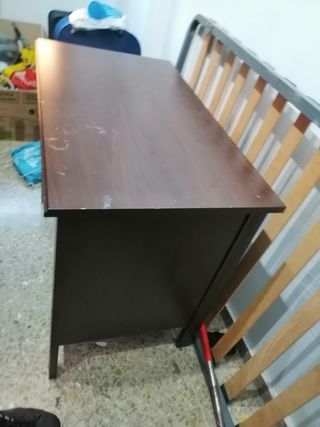 Escritorio de madera marrón