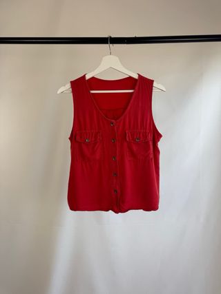 Blusa roja con nudo y estampado floral
