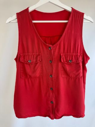 Blusa roja con nudo y estampado floral