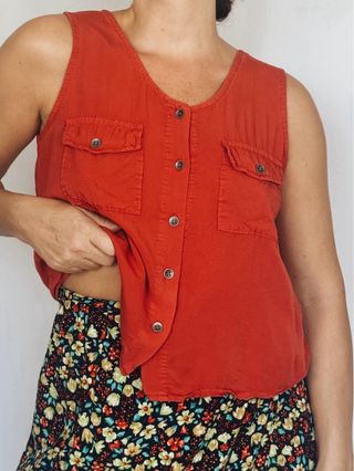 Blusa roja con nudo y estampado floral