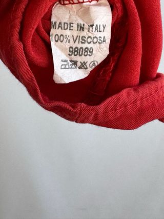 Blusa roja con nudo y estampado floral