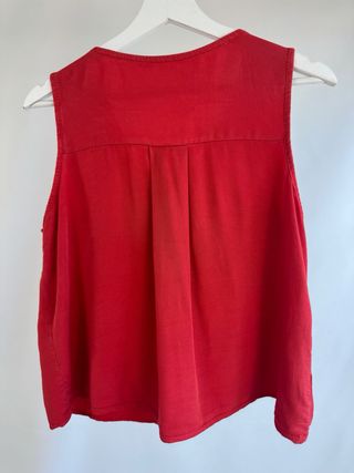 Blusa roja con nudo y estampado floral
