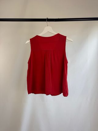 Blusa roja con nudo y estampado floral