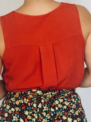 Blusa roja con nudo y estampado floral