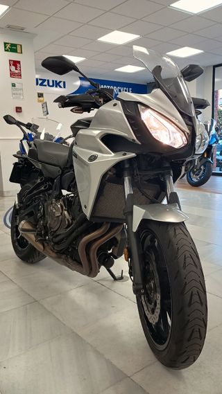 Yamaha XSR 700 color 60 aniversario.