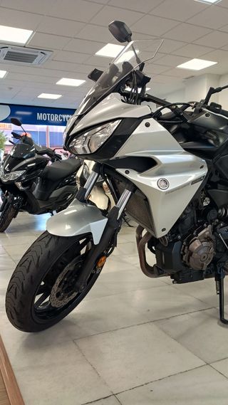 Yamaha XSR 700 color 60 aniversario.