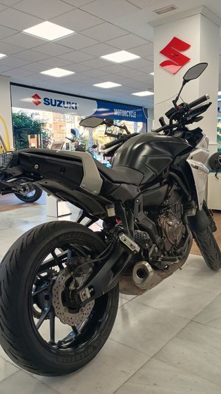 Yamaha XSR 700 color 60 aniversario.