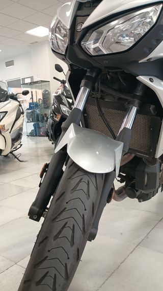 Yamaha XSR 700 color 60 aniversario.