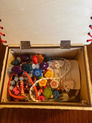 Caja con collares, pulseras y clips para niñas/os