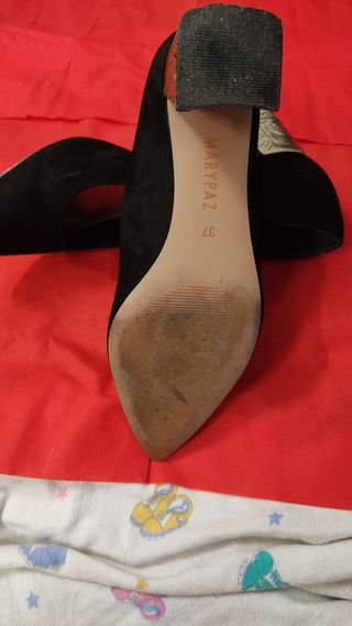 Zapatos de tacón negros con detalles dorados