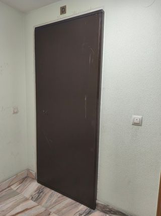 Puerta antiokupa de hierro reforzado