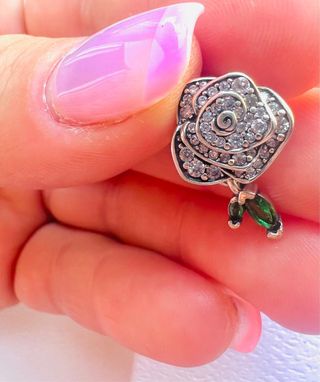 Charm Flor Rosa con Circonitas y Hojas Verdes