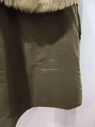 Parka Mango verde con forro de pelo. 80 cm de larg